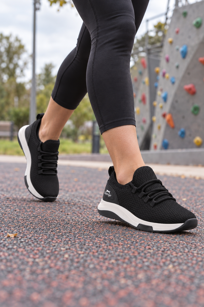 Zapatillas de running Slazenger Pulse — Negro (mujer), en los pies