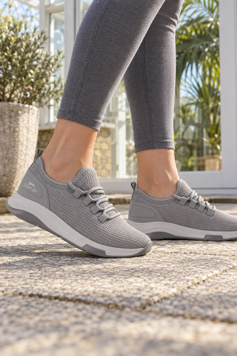Zapatillas de running Slazenger Pulse — Gris / Blanco (mujer), en los pies