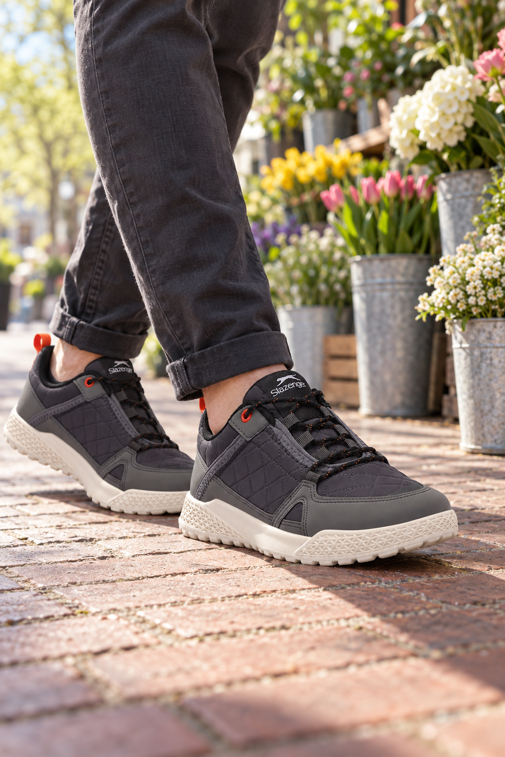 Zapatillas Slazenger Terentiy — Gris oscuro / Rojo (hombre), en los pies