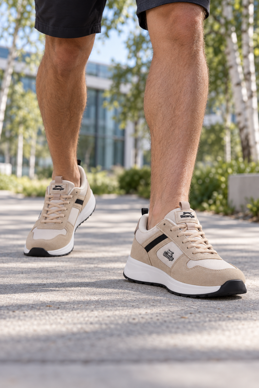 Zapatillas de running Slazenger Trekmax — Beige (hombre), en los pies