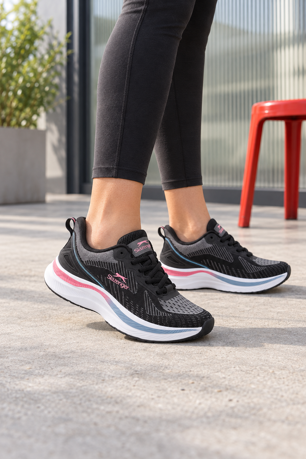 Zapatillas Slazenger Wetford — Negro / Gris oscuro (mujer), en los pies