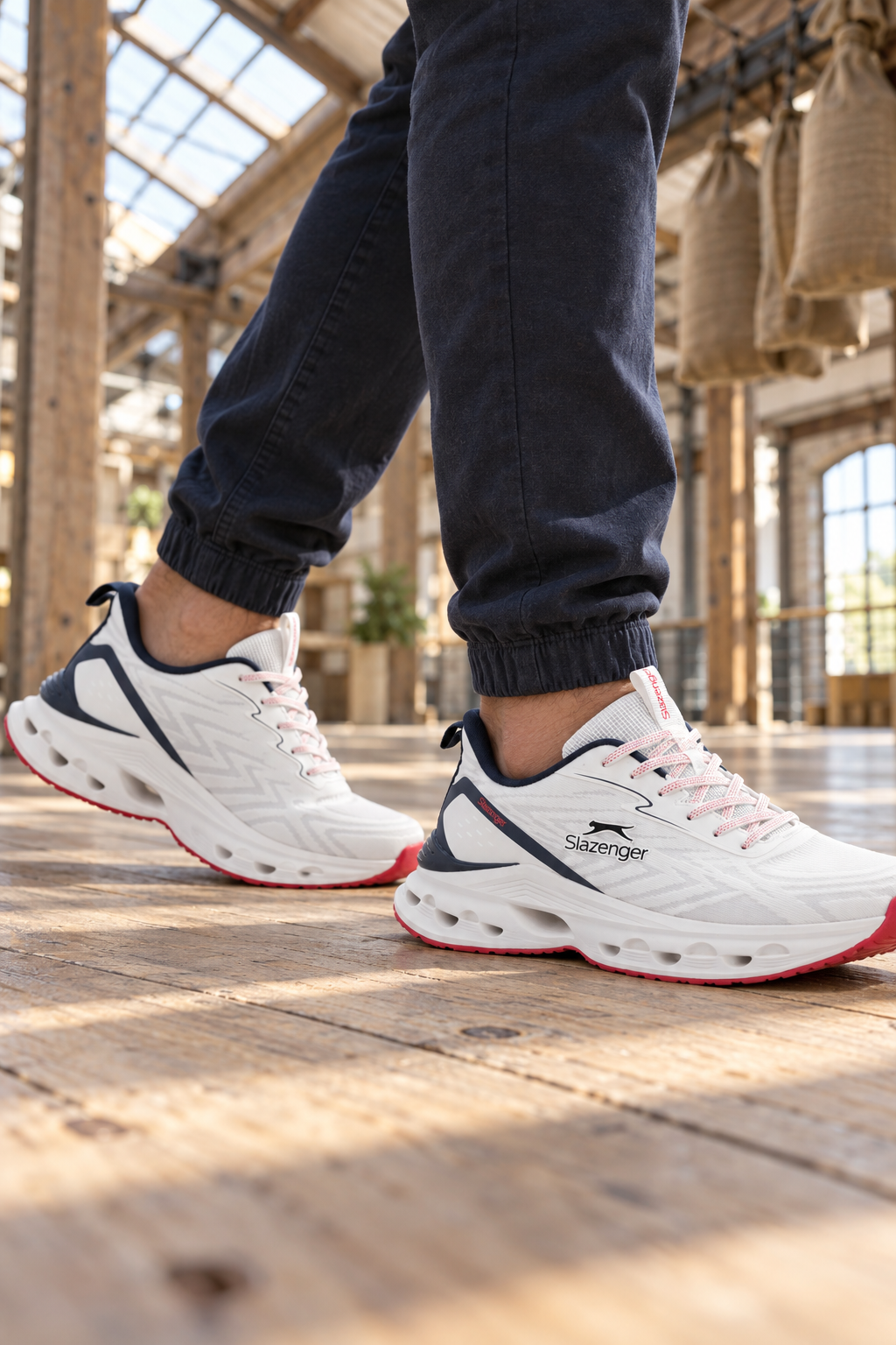 Slazenger Willow Sneaker — Weiß / Marineblau / Rot (Herren), am Fuß