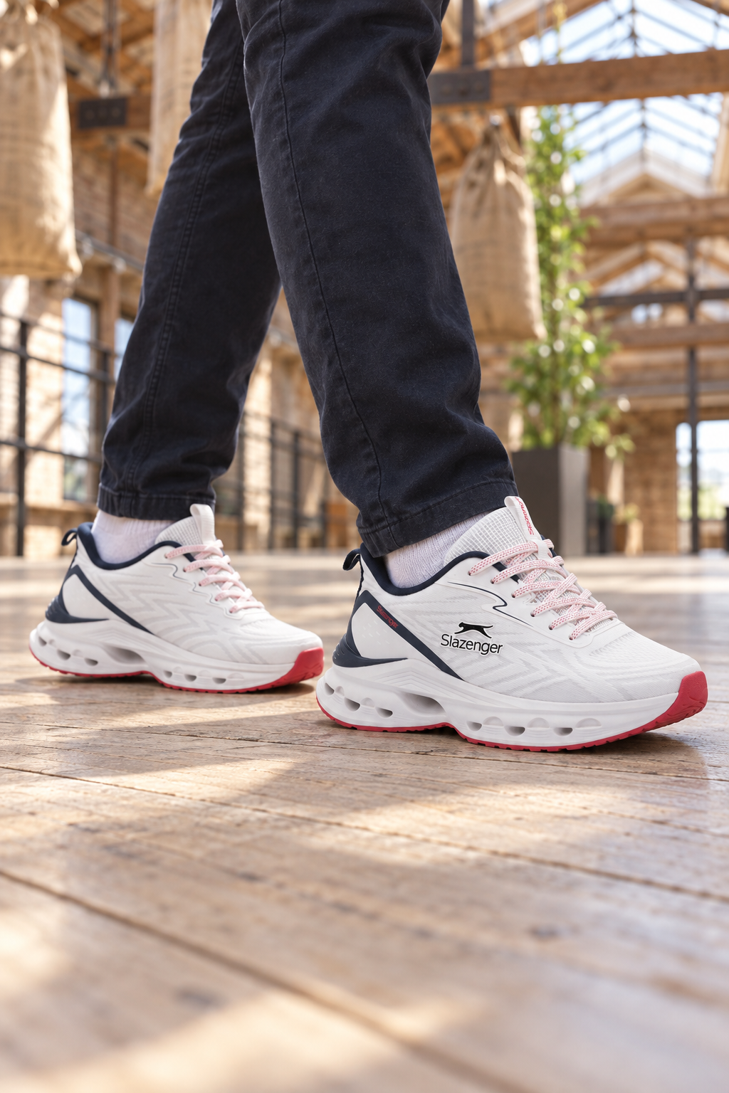 Zapatillas Slazenger Willow — Blanco / Azul marino / Rojo (hombre), en los pies