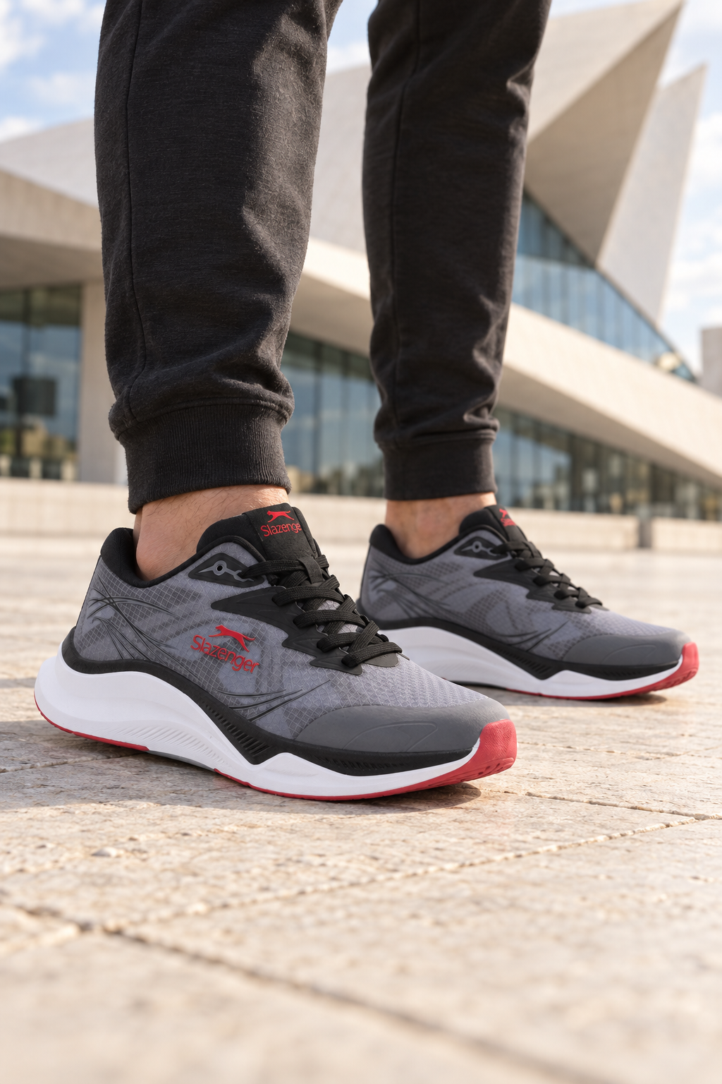 Zapatillas Slazenger Wilson — Gris oscuro / Negro (hombre), en los pies