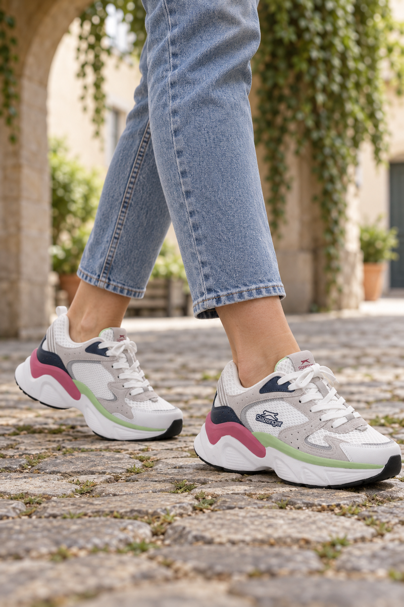 Zapatillas Slazenger Wind — Blanco / Azul marino (mujer), en los pies