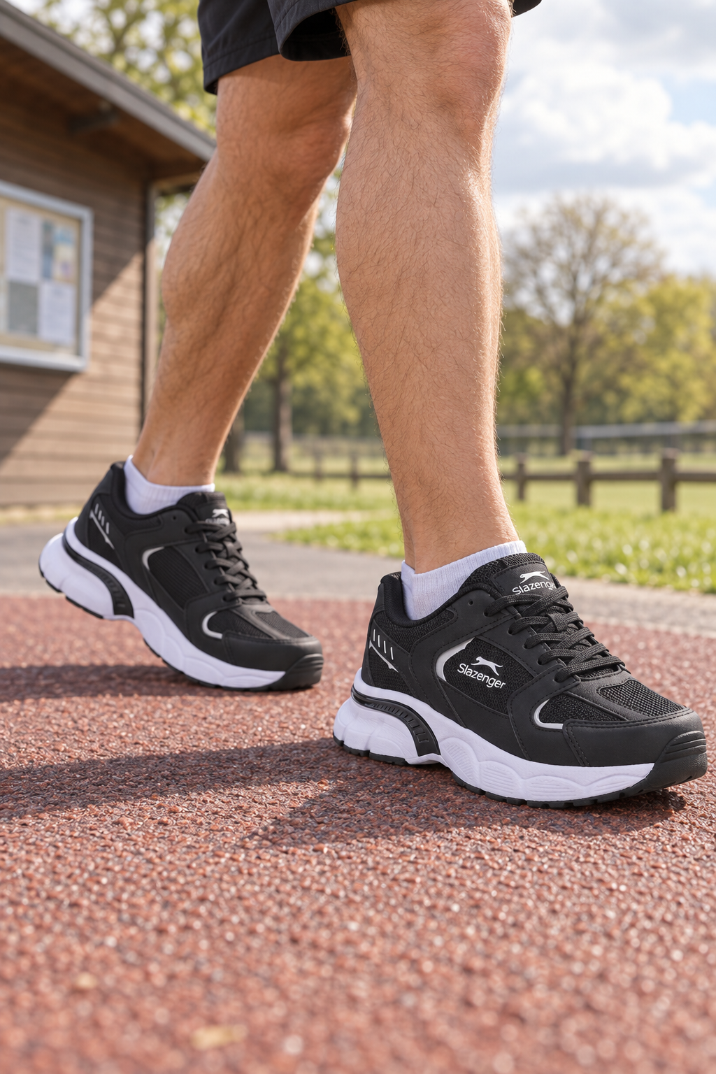 Zapatillas de running Slazenger Zex — Negro / Blanco (hombre), en los pies