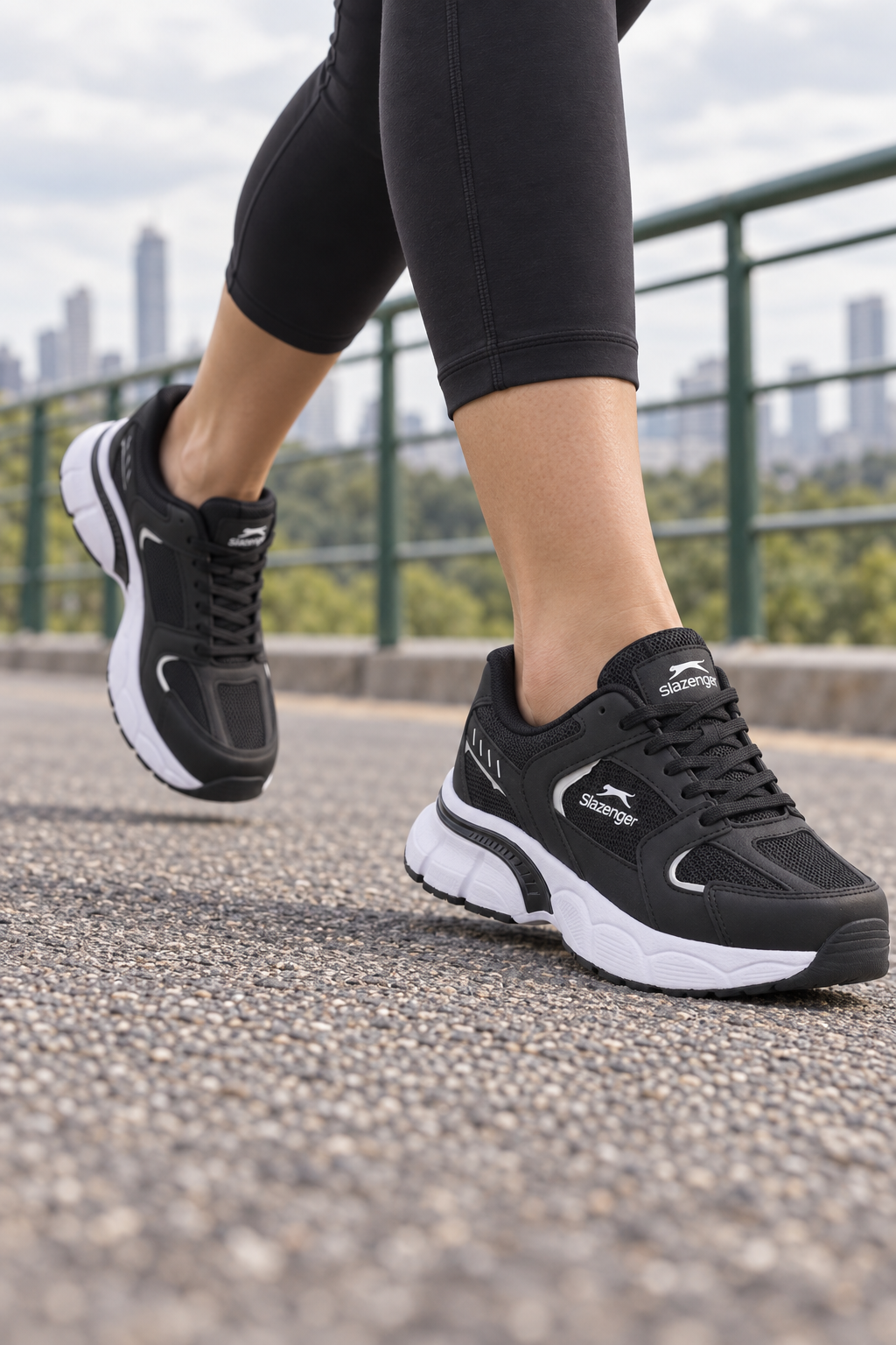 Zapatillas de running Slazenger Zex — Negro / Blanco (mujer), en los pies
