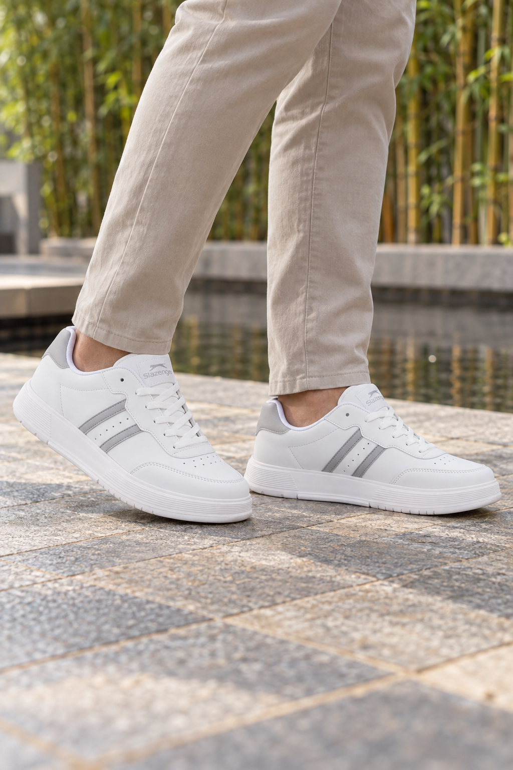 Zapatillas Slazenger Zipper — Blanco / Gris (hombre), en los pies