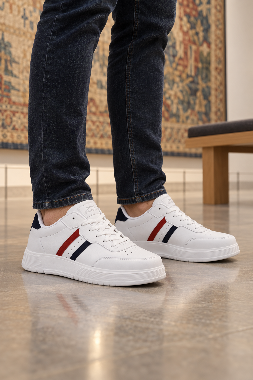 Zapatillas Slazenger Zipper — Blanco / Azul marino / Rojo (hombre), en los pies