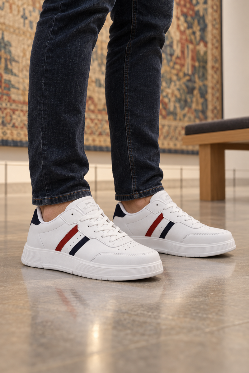 Zapatillas Slazenger Zipper — Blanco / Azul marino / Rojo (hombre), en los pies