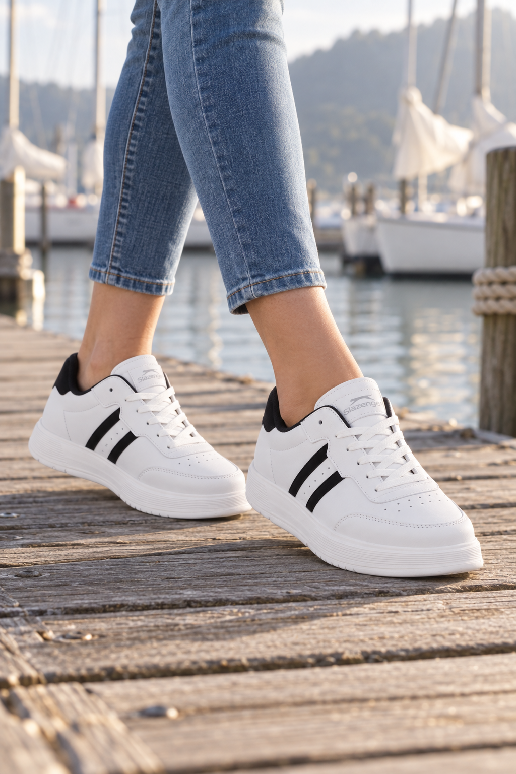 Zapatillas Slazenger Zipper — Blanco / Negro (mujer), en los pies