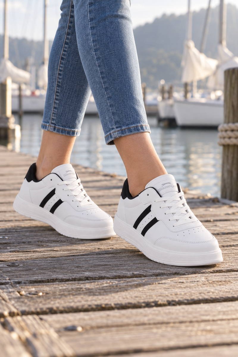 Zapatillas Slazenger Zipper — Blanco / Negro (mujer), en los pies