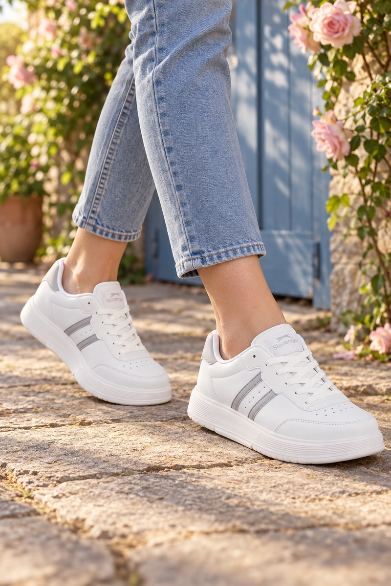 Zapatillas Slazenger Zipper — Blanco / Gris (mujer), en los pies