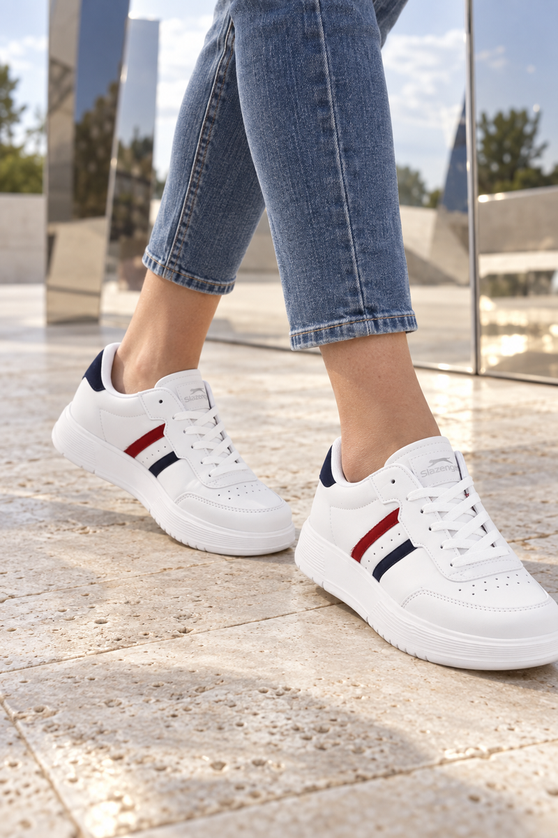 Zapatillas Slazenger Zipper — Blanco / Azul marino / Rojo (mujer), en los pies